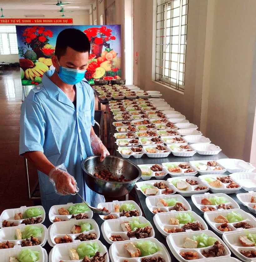 Thầm lặng những “anh nuôi” trên tuyến đầu chống dịch